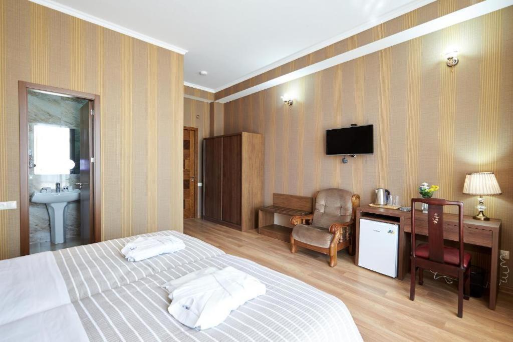 טביליסי The Hilltop Skyline Hotel מראה חיצוני תמונה